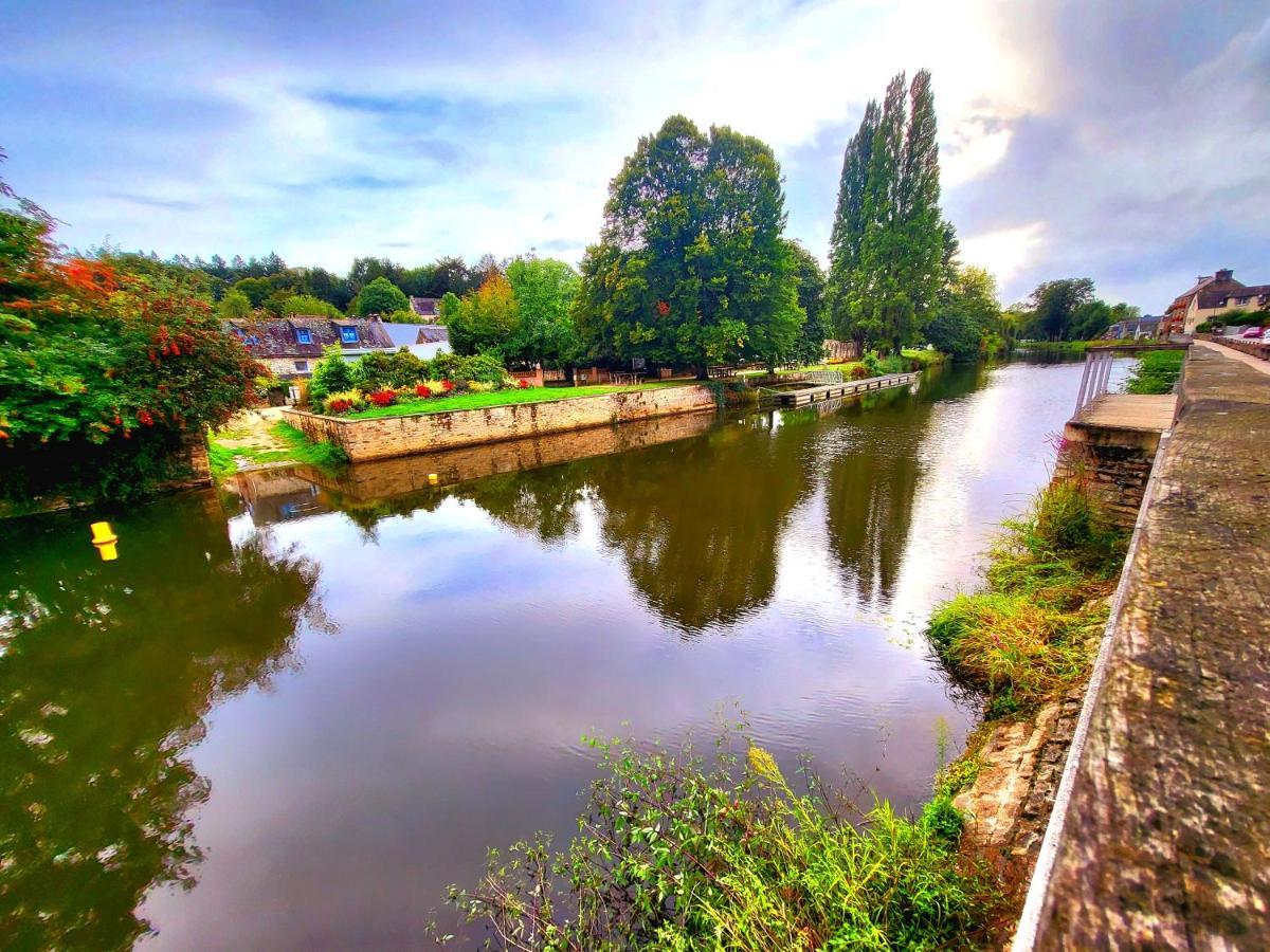 Gite Maisonnette- Et A Cote Coule Une Riviere Josselin Exterior photo