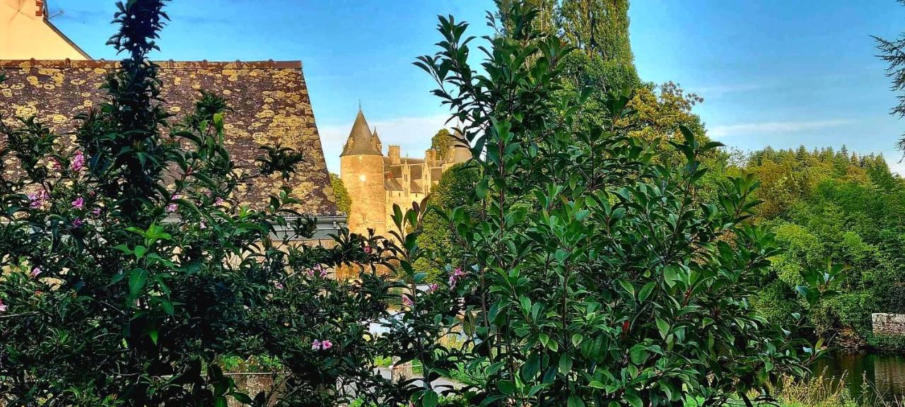 Gite Maisonnette- Et A Cote Coule Une Riviere Josselin Exterior photo