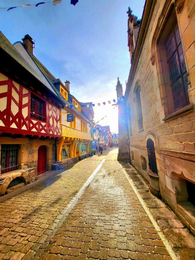 Gite Maisonnette- Et A Cote Coule Une Riviere Josselin Exterior photo