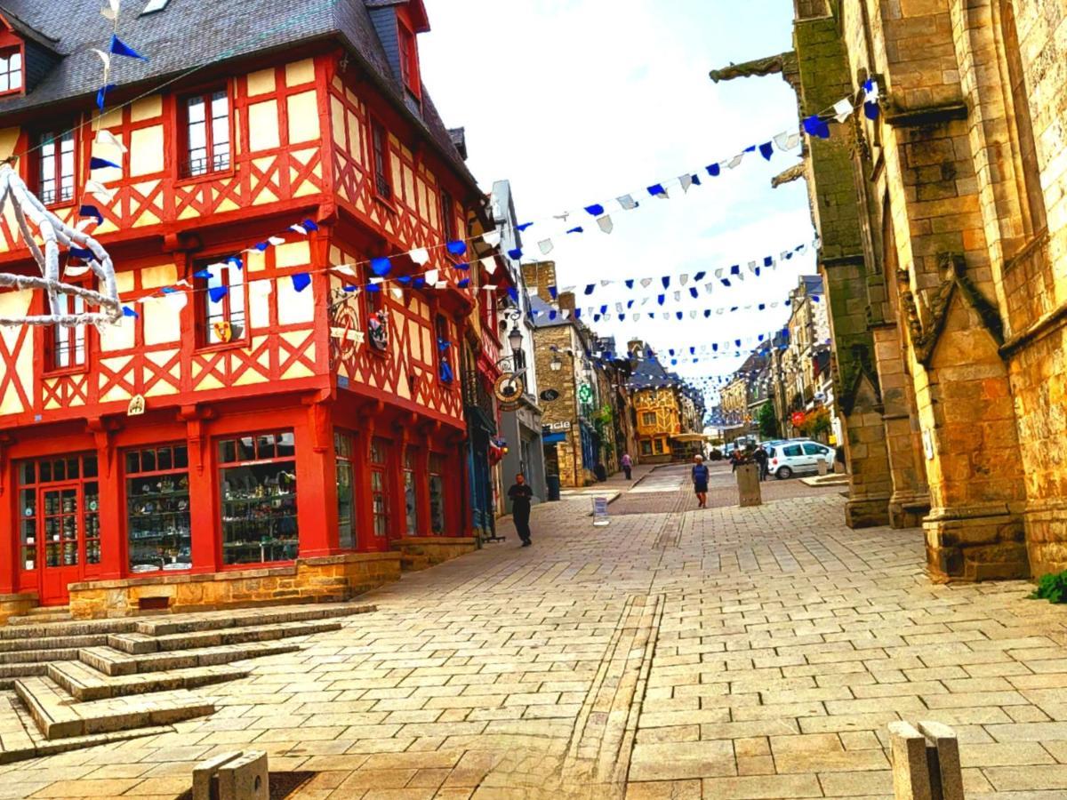 Gite Maisonnette- Et A Cote Coule Une Riviere Josselin Exterior photo
