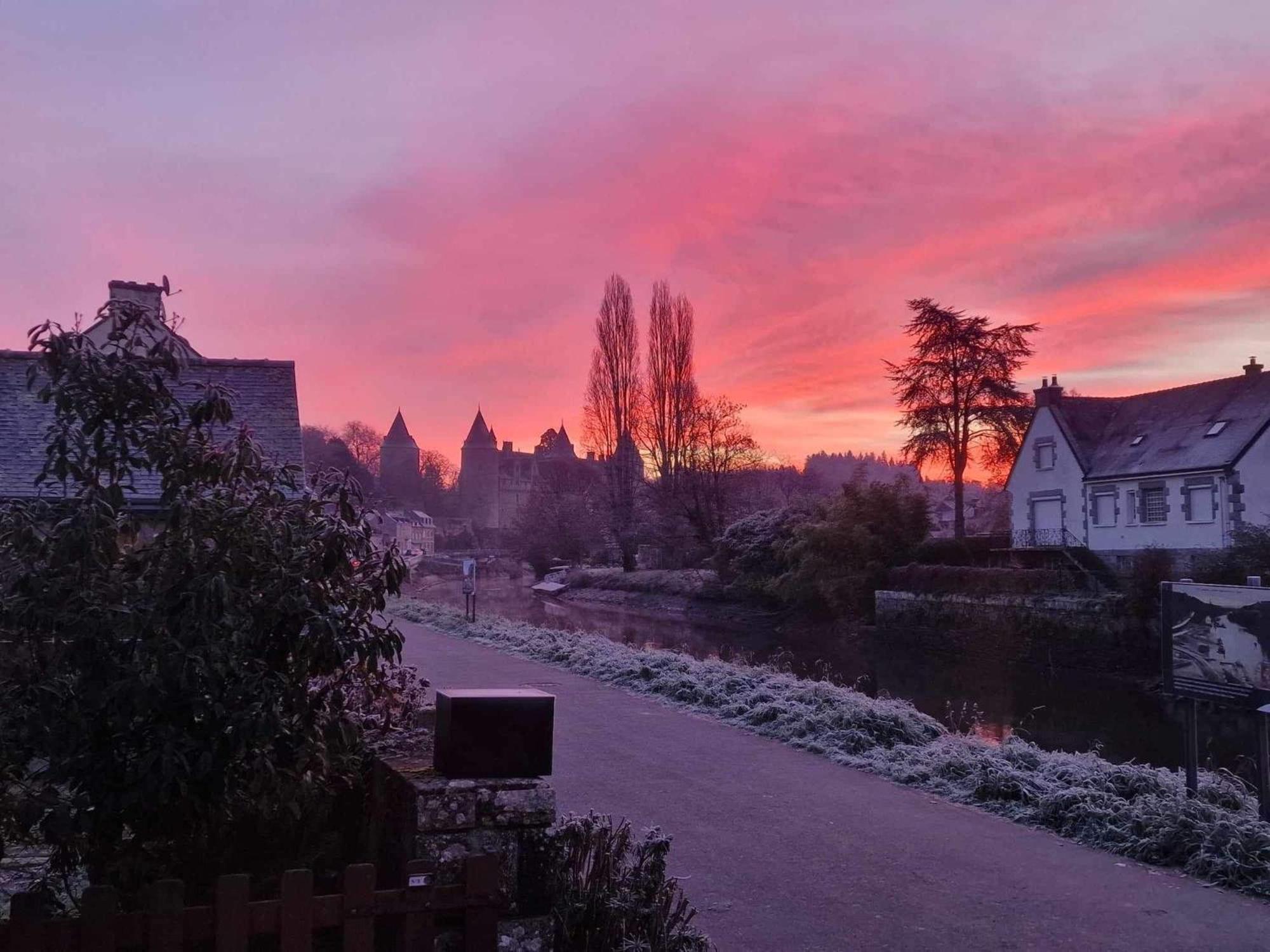Gite Maisonnette- Et A Cote Coule Une Riviere Josselin Exterior photo