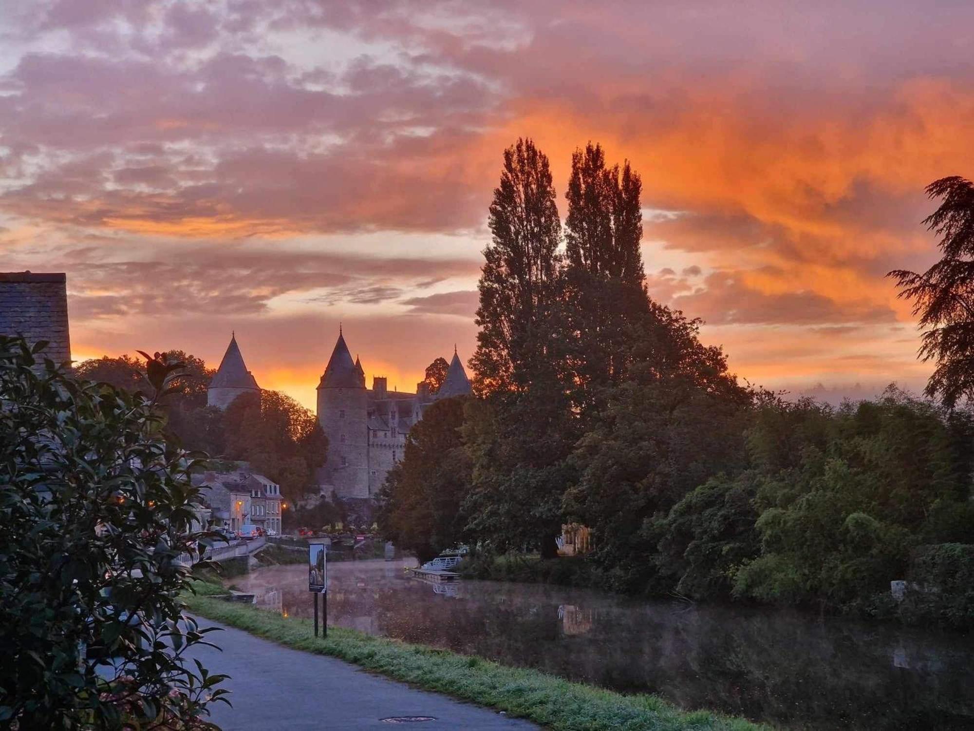 Gite Maisonnette- Et A Cote Coule Une Riviere Josselin Exterior photo