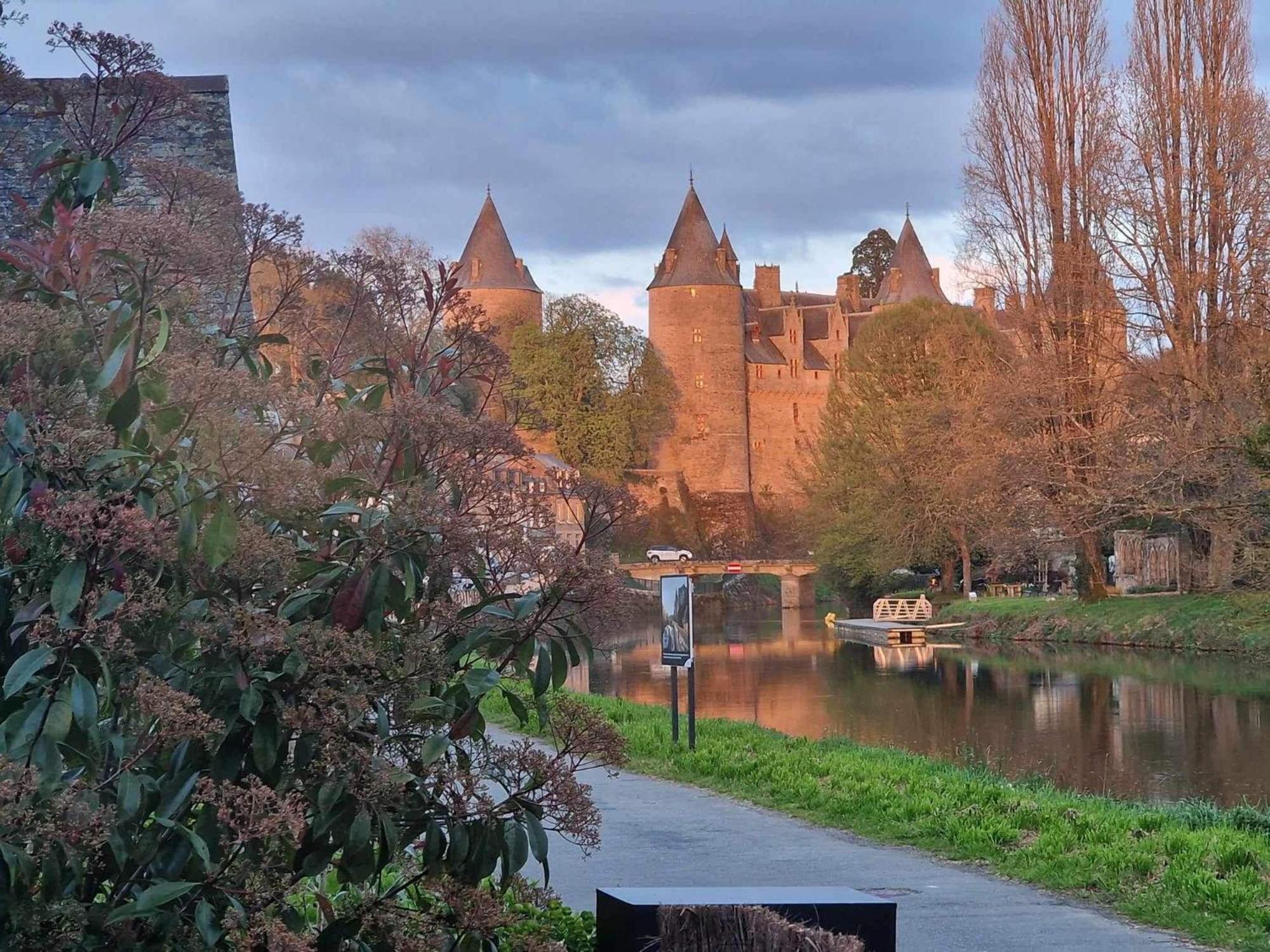 Gite Maisonnette- Et A Cote Coule Une Riviere Josselin Exterior photo