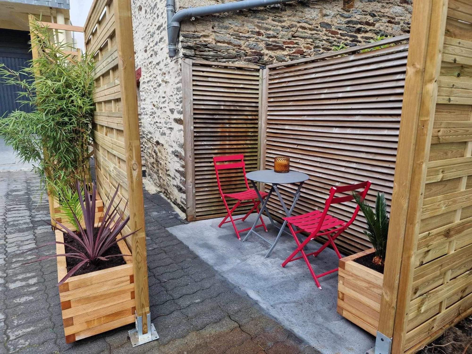 Gite Maisonnette- Et A Cote Coule Une Riviere Josselin Exterior photo